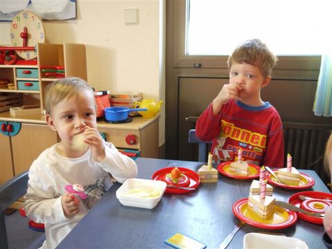 Kinder spielen Geburtstag